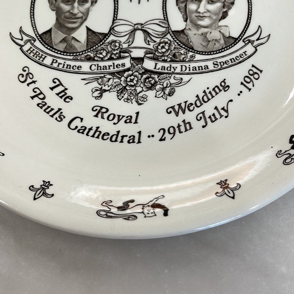 Royal Commemorative Plate - Picture 4 of 10